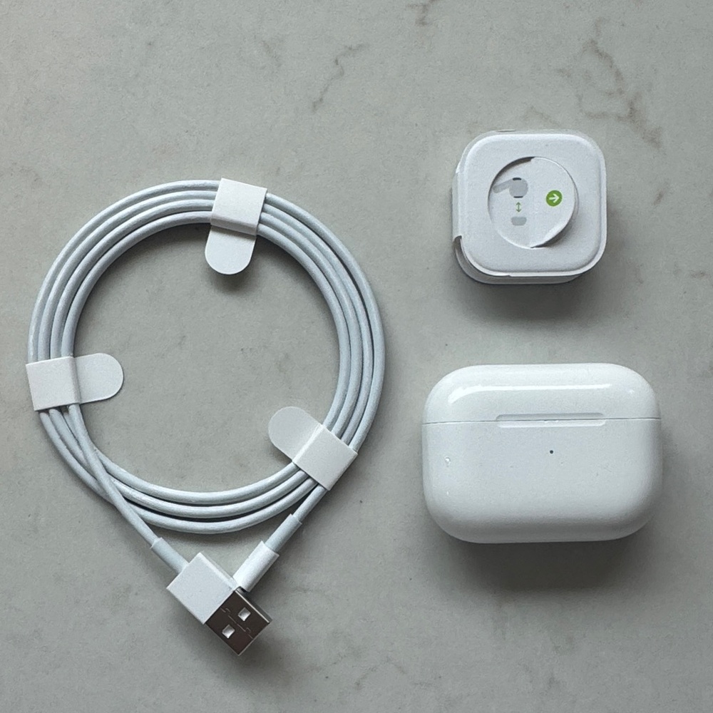 Apple AirPods Pro 1st Gen A2084 Earbuds with Charging Case cable and ear cups
